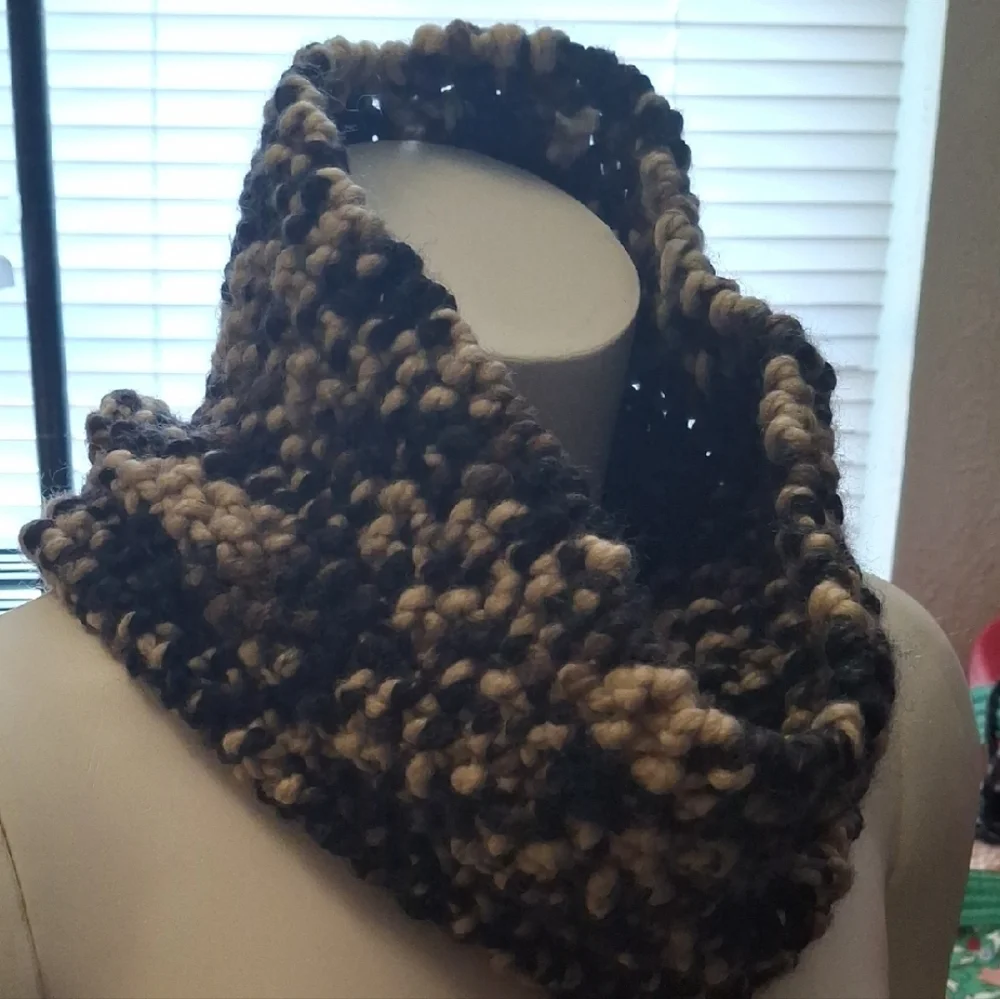 Cozy Knit Infinity Scarf - Black and Tan